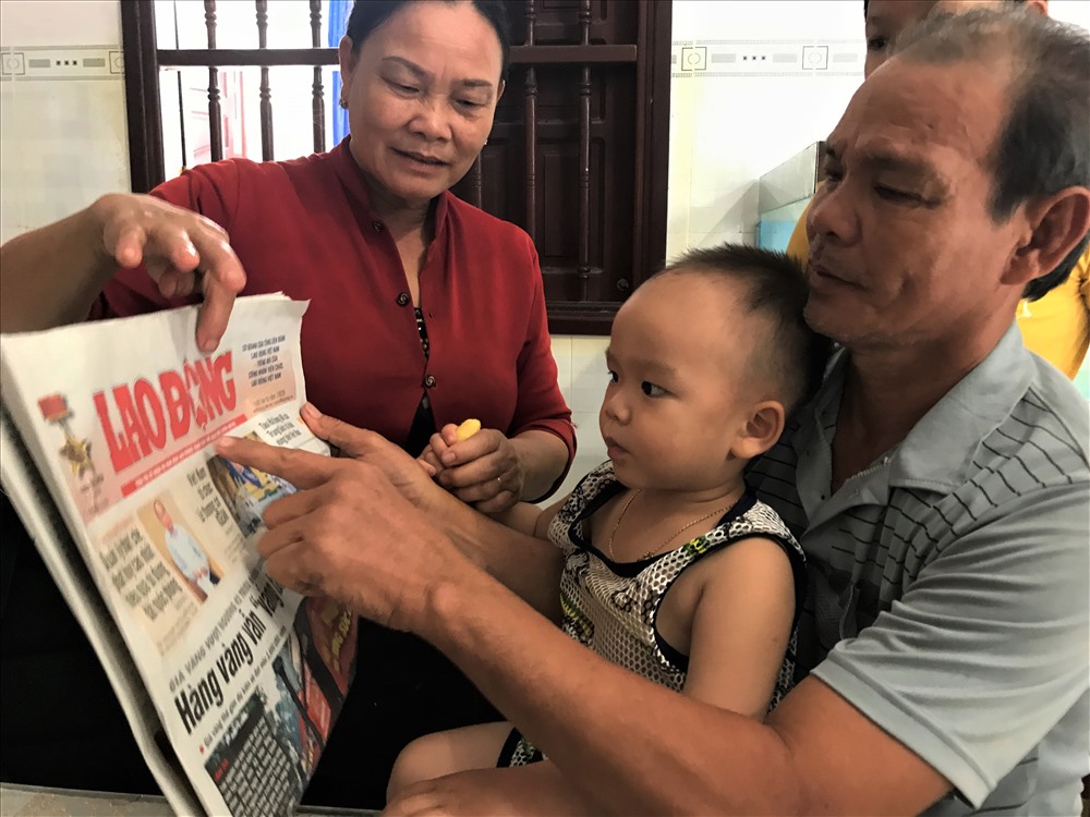 Bé Huy có thể đọc được rất nhiều chữ phức tạp, đọc rành mạch một câu dài không vấp. Ảnh: B.T