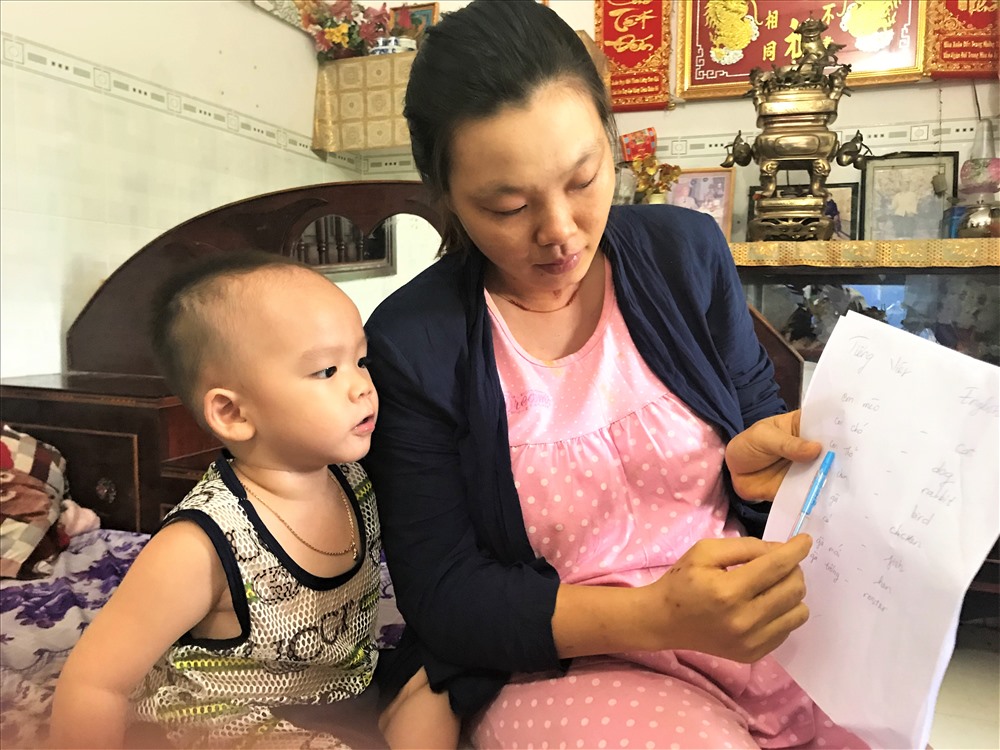 Mẹ bé Huy tập cho con mình đọc các màu sắc bằng tiếng Anh. Ảnh: B.T