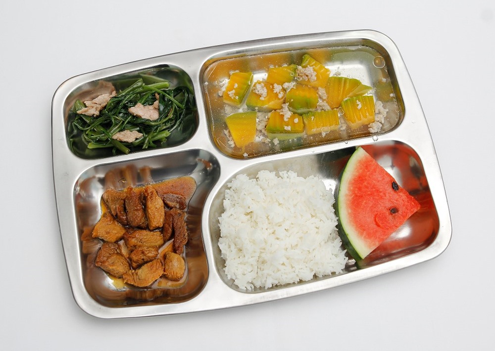 Khẩu phần ăn trưa với 5 món đầy đủ dưỡng chất được nấu theo thực đơn trong phần mềm (ảnh:A.T).