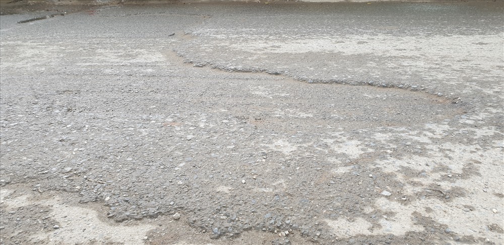 Xe quá tải thường xuyên hoạt động khiến mặt đường xuống cấp nghiêm trọng. Ảnh: TG.