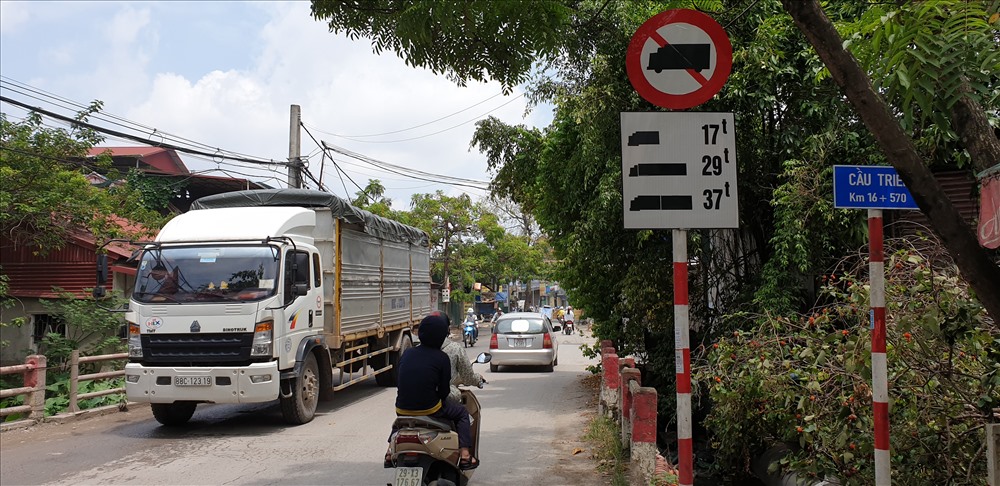Theo người dân, những chiếc xe này chạy bất kể giờ giấc và biển cấm, gây mất trật tự an toàn giao thông. Ảnh: TG.