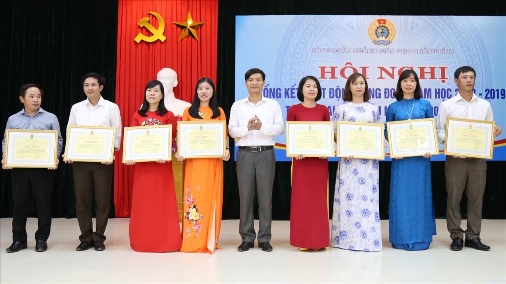 Các tập thể và cá nhân nhận bằng khen của LĐLĐ tỉnh và CĐ Ngành Giáo dục Quảng Bình. Ảnh: Lê Phi Long