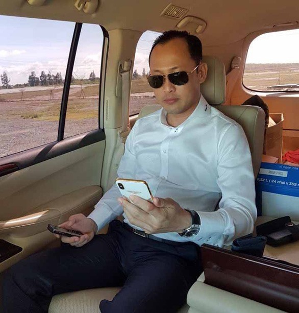 Ông Tô Công Lý ngồi trên xe hạng xang (ảnh CTV)