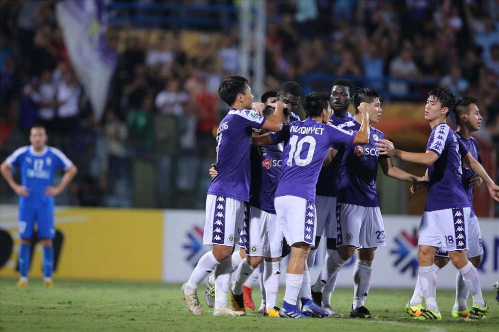 Chiến thắng ở bán kết lượt đi liên khu vực AFC Cup 2019, các cầu thủ dành tặng sinh nhật HLV Chu Đình Nghiêm. Ảnh: M.H