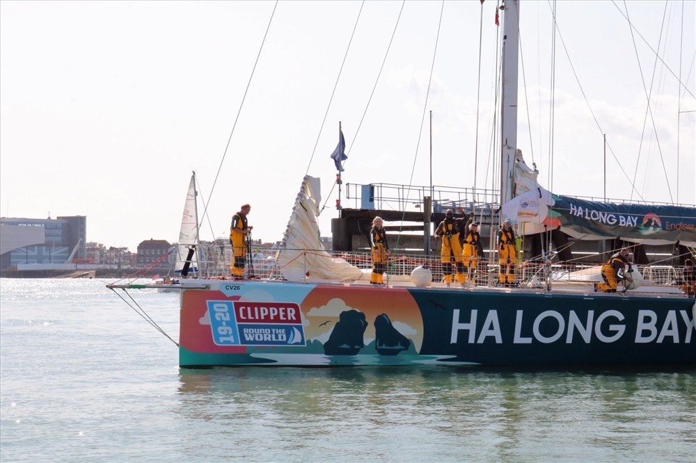 Thuyền buồm “Hạ Long Bay” đang chạy thử tại Anh. Ảnh: Clipper Round the World Yacht Race
