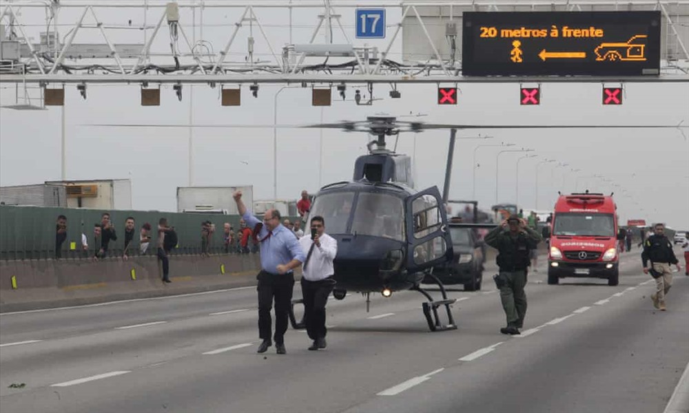 Lính bắn tỉa và giới chức Brazil trong suốt 4 tiếng kẻ bắt cóc khống chế con tin trên xe buýt. Ảnh: AP, EPA, Reuters.