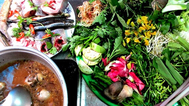 Phần nguyên liệu hấp dẫn kết hợp với mắm sặc tạo nên hương vị độc nhất Việt Nam. 