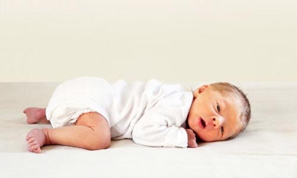 Trẻ nằm sấp sẽ nguy hiểm do nhiều áp lực lên bụng và cơ hoành ngực.
