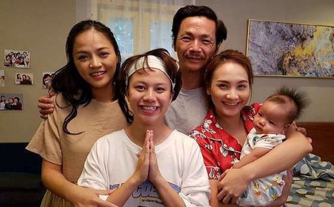Bốn bố con ông Sơn và cu Bon. Ảnh: ST