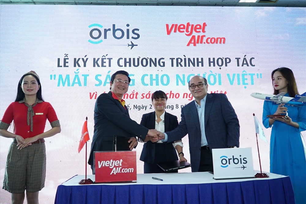 Phó Tổng giám đốc Vietjet Trần Hoài Nam ký kết hợp tác với Giám đốc Orbis Việt Nam - bà Trần Thị Thanh Hương - và Thành viên HĐQT Orbis Singapore - ông Norman Liu