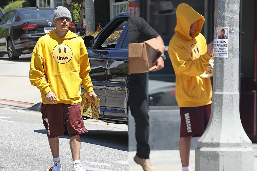 Justin Bieber bị bắt gặp đang dán tờ rơi trên phố. Ảnh: