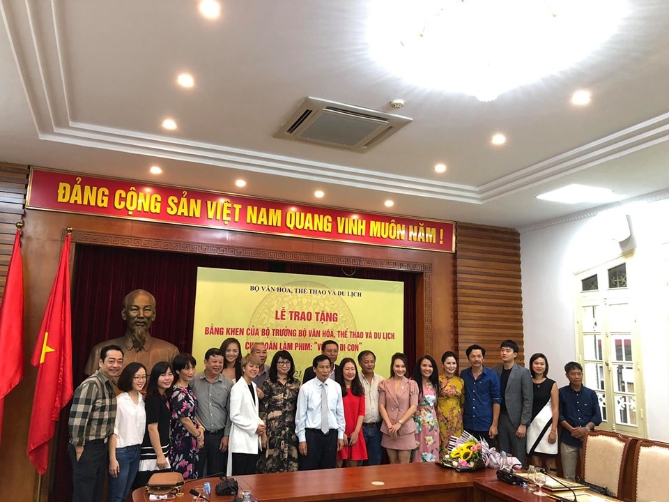 Dàn diễn viên “Về nhà đi con” chụp ảnh cùng Bộ trưởng Bộ Văn hoá Thể thao và Du lịch Nguyễn Ngọc Thiện. Ảnh: NHD.