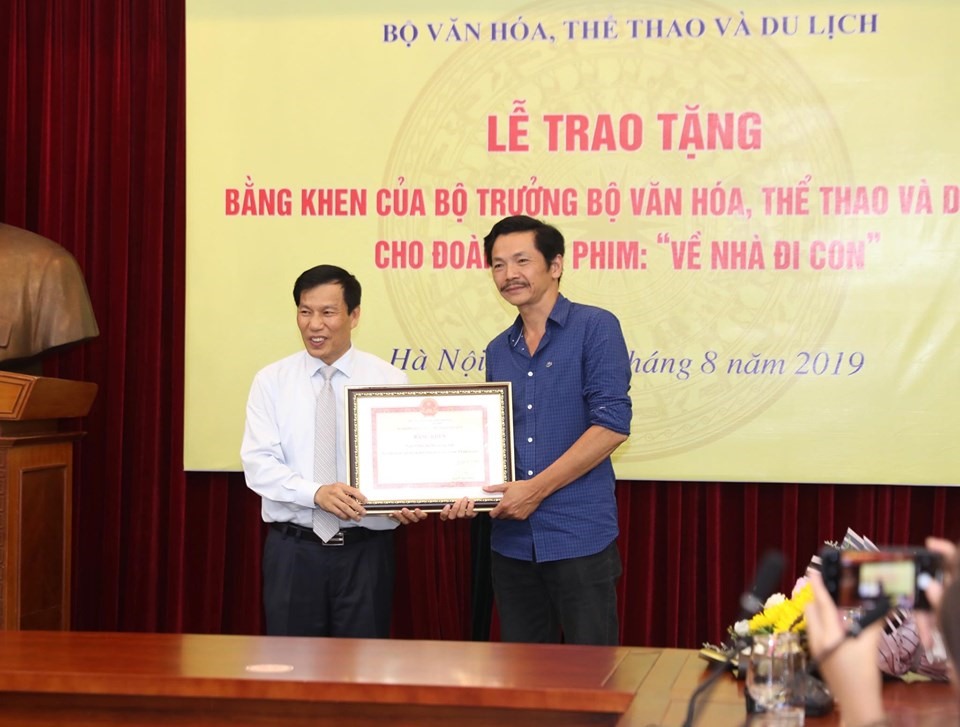 NSND Trung Anh nhận bằng khen từ Bộ Văn hoá Thể thao và Du lịch. Ảnh: Lạc Thành.