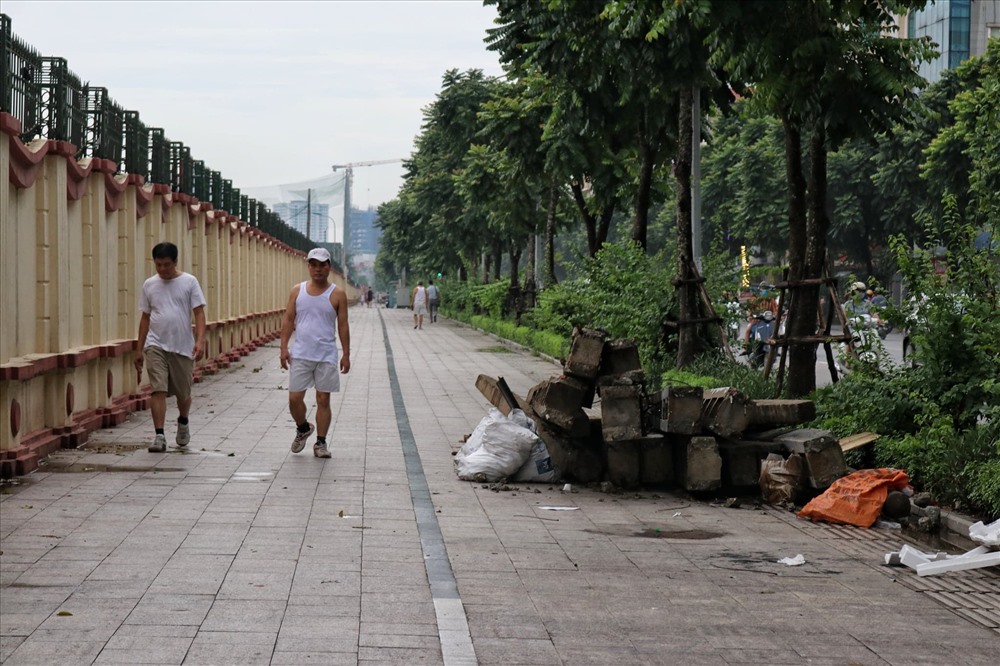 Vỉa hè đường Lê Trọng Tấn tràn lan các loại rác thải được vứt bỏ bừa bãi không chỉ khiến môi trường bị ô nhiễm mà còn ảnh hưởng đến an toàn giao thông, mỹ quan đô thị.