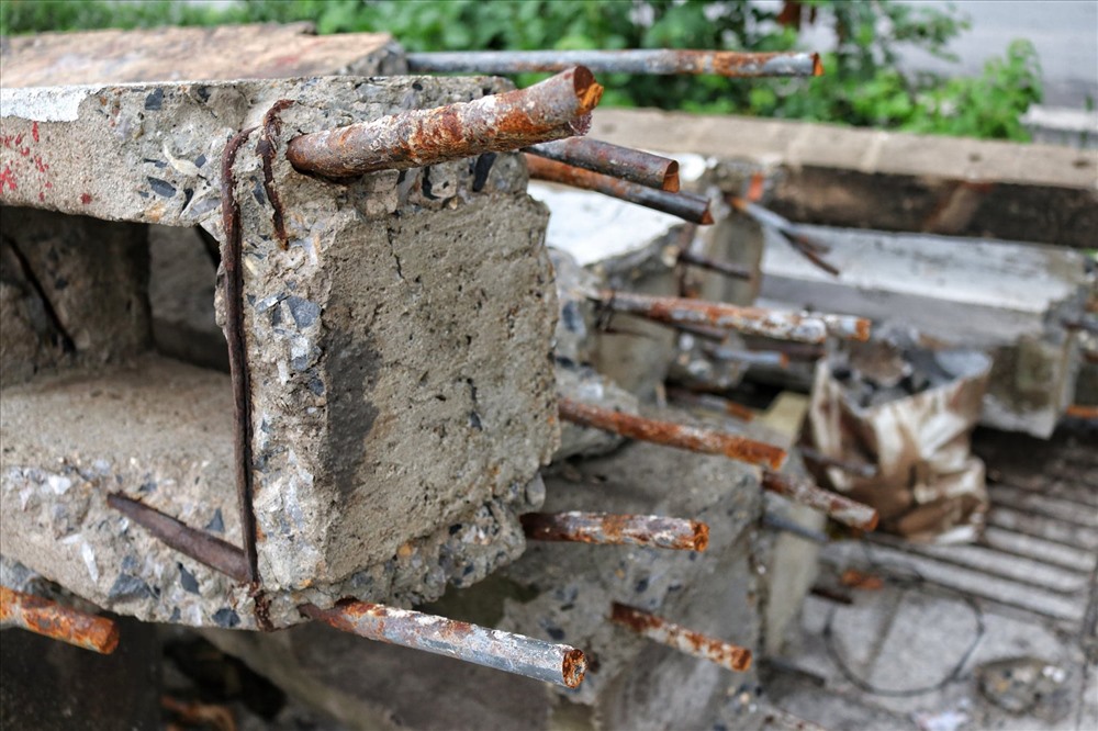 Rất nhiều các khối bê tông, cột điện nằm trên vỉa hè gây nguy hiểm cho người đi đường.