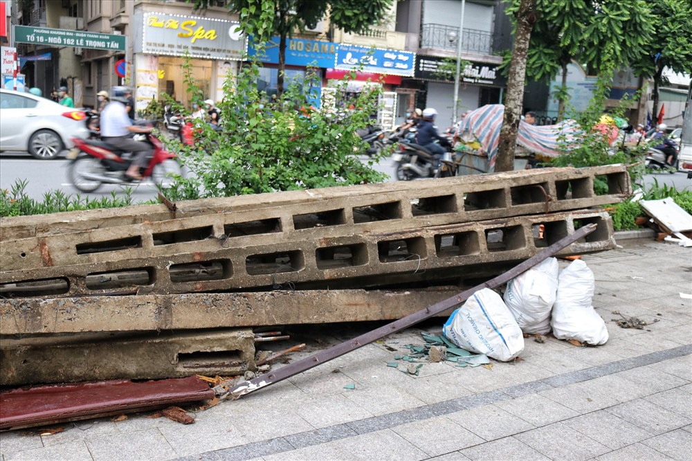 Rất nhiều các khối bê tông, cột điện nằm trên vỉa hè gây nguy hiểm cho người đi đường.