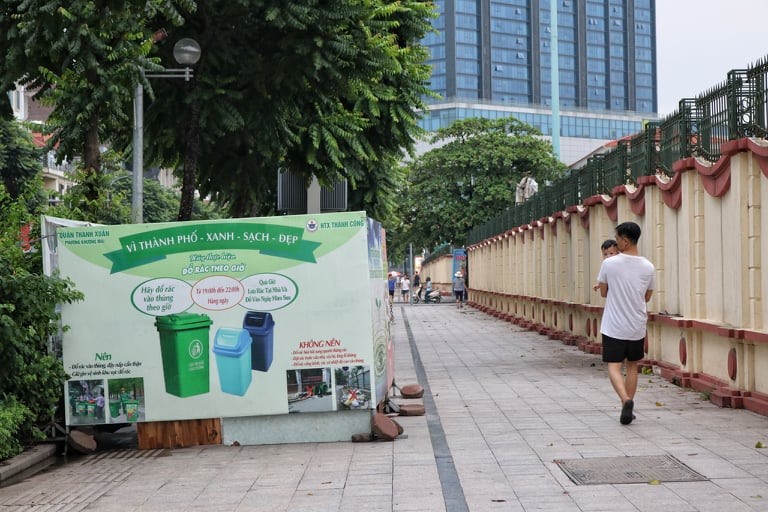Vỉa hè đường Lê Trọng Tấn tràn lan các loại rác thải được vứt bỏ bừa bãi không chỉ khiến môi trường bị ô nhiễm mà còn ảnh hưởng đến an toàn giao thông, mỹ quan đô thị.
