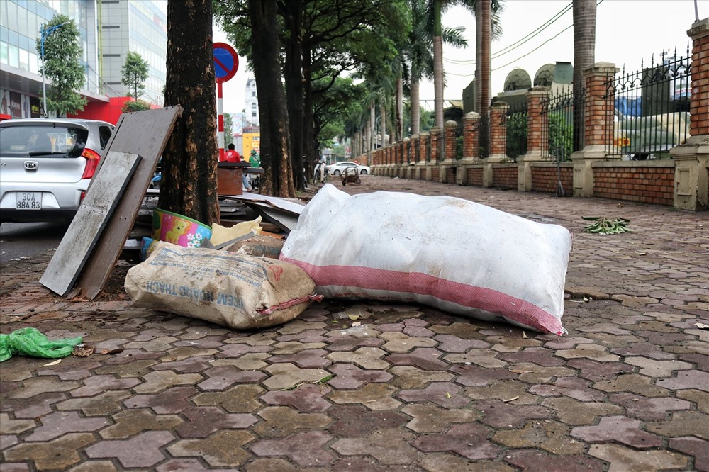 Cách vài mét lại xuất hiện những túi rác la liệt ven đường.