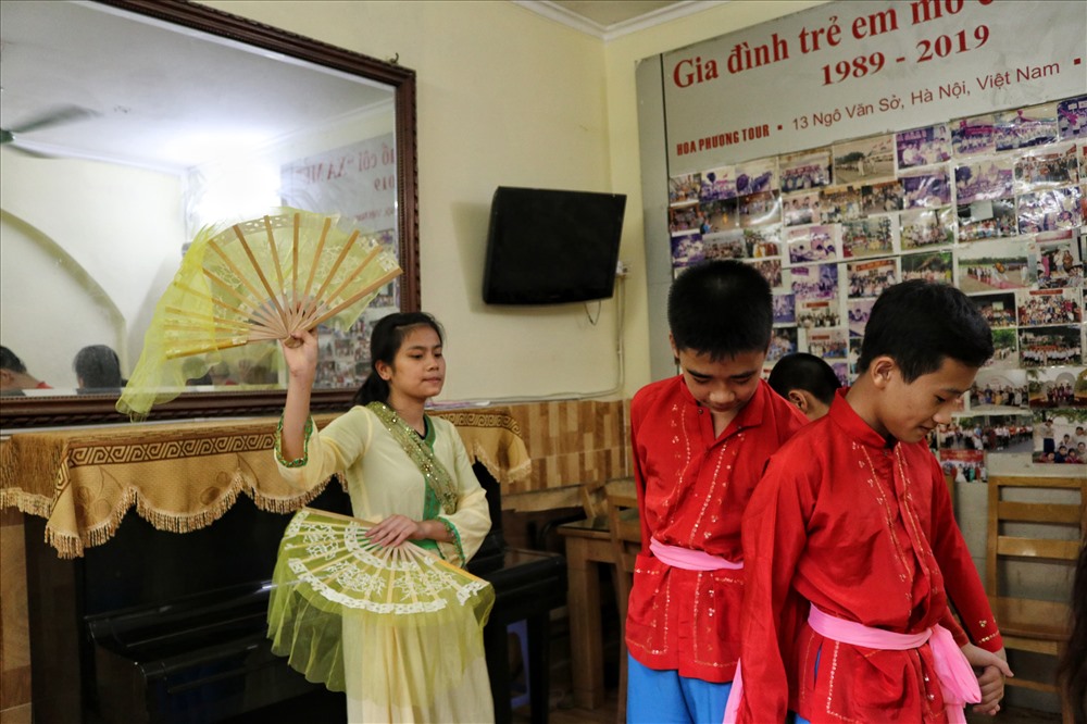 Căn nhà nhỏ lúc nào cũng vang vọng tiếng trẻ học bài, ca hát. Ảnh: LN.