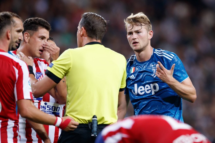 De Ligt bất lực trong việc ngăn Joao Felix ghi bàn trong trận đấu với Atletico.