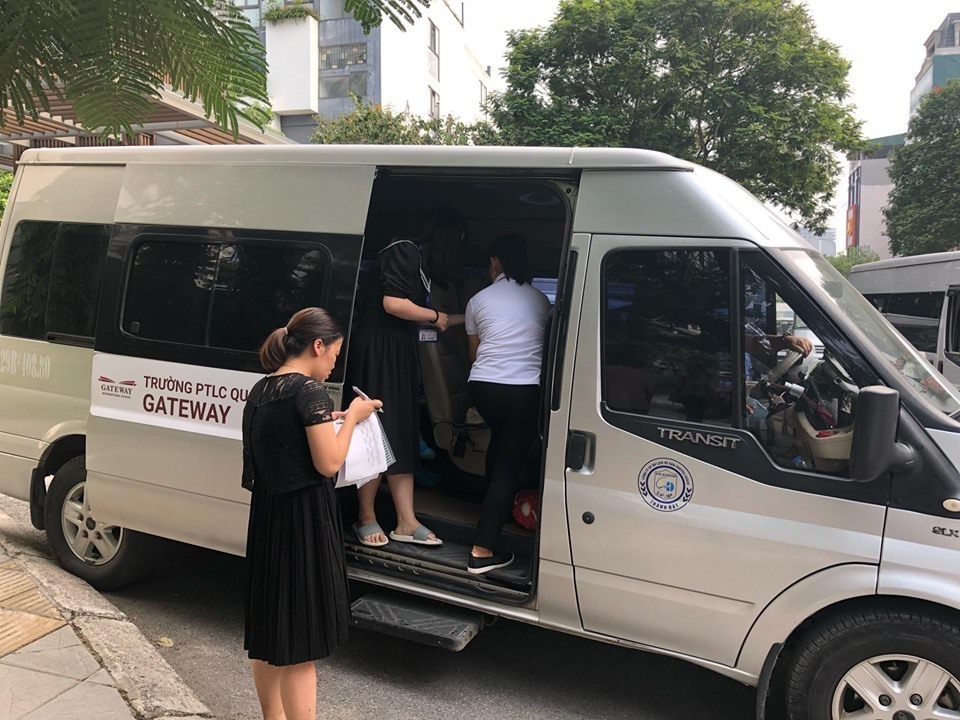 Bà Quy cho biết, không có người của trường nhận bàn giao.
