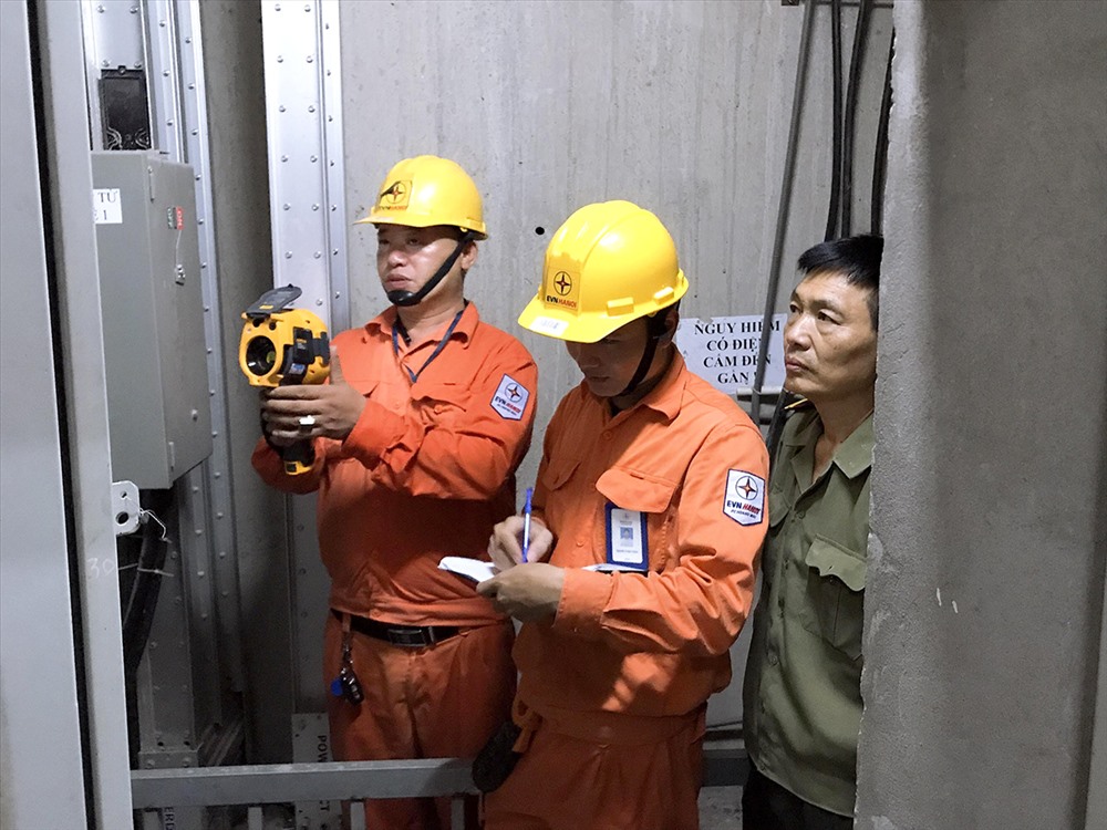 Phối hợp cùng đại diện khách hàng chung cư cao tầng kiểm tra tình hình vận hành của hệ thống điện. Ảnh: H.T