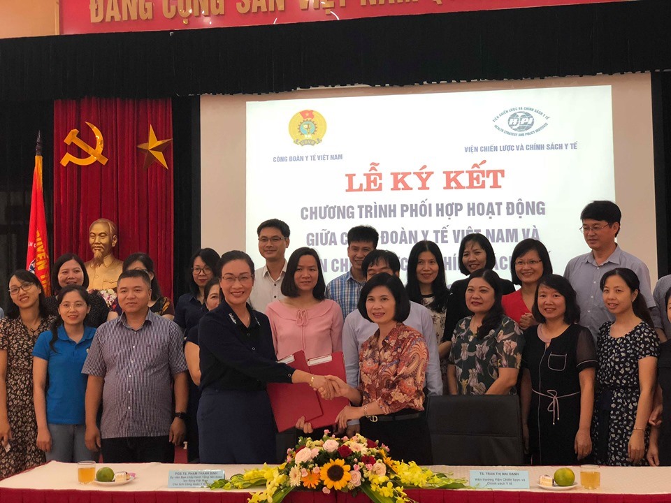 Đại diện lãnh đạo Công đoàn Y tế Việt Nam cùng Viện Chiến lược và Chính sách y tế ký kết chương trình phối hợp hoạt động. Ảnh: Đ.P