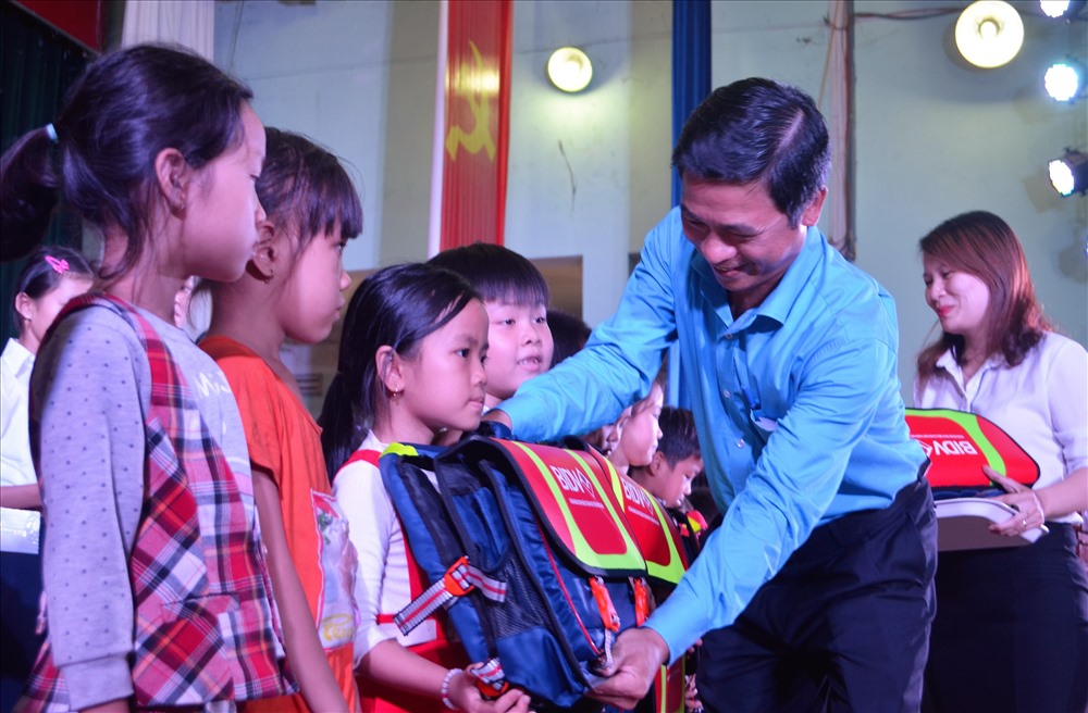 Chủ tịch LĐLĐ Bình Định Nguyễn Mạnh Hùng và Phó Bí thư Thường trực huyện Tuy Phước Nguyễn Văn Hùng tặng cặp cho các em