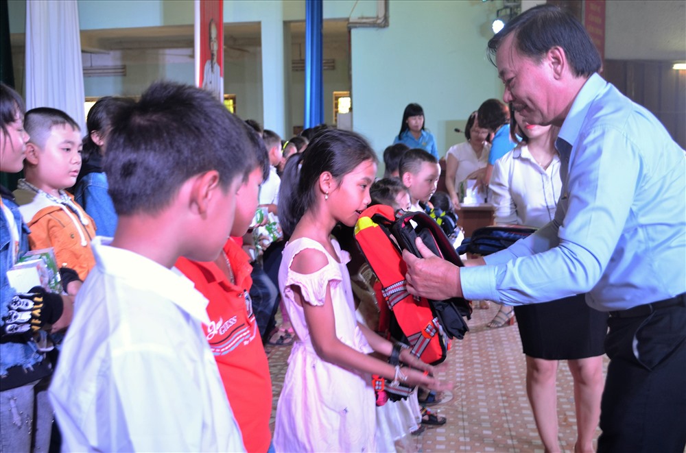 Chủ tịch LĐLĐ Bình Định Nguyễn Mạnh Hùng và Phó Bí thư Thường trực huyện Tuy Phước Nguyễn Văn Hùng tặng cặp cho các em