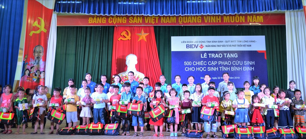 200 học sinh được tặng cặp là con em công nhân lao động 9 công đoàn cơ sở trực thuộc LĐLĐ huyện Tuy Phước