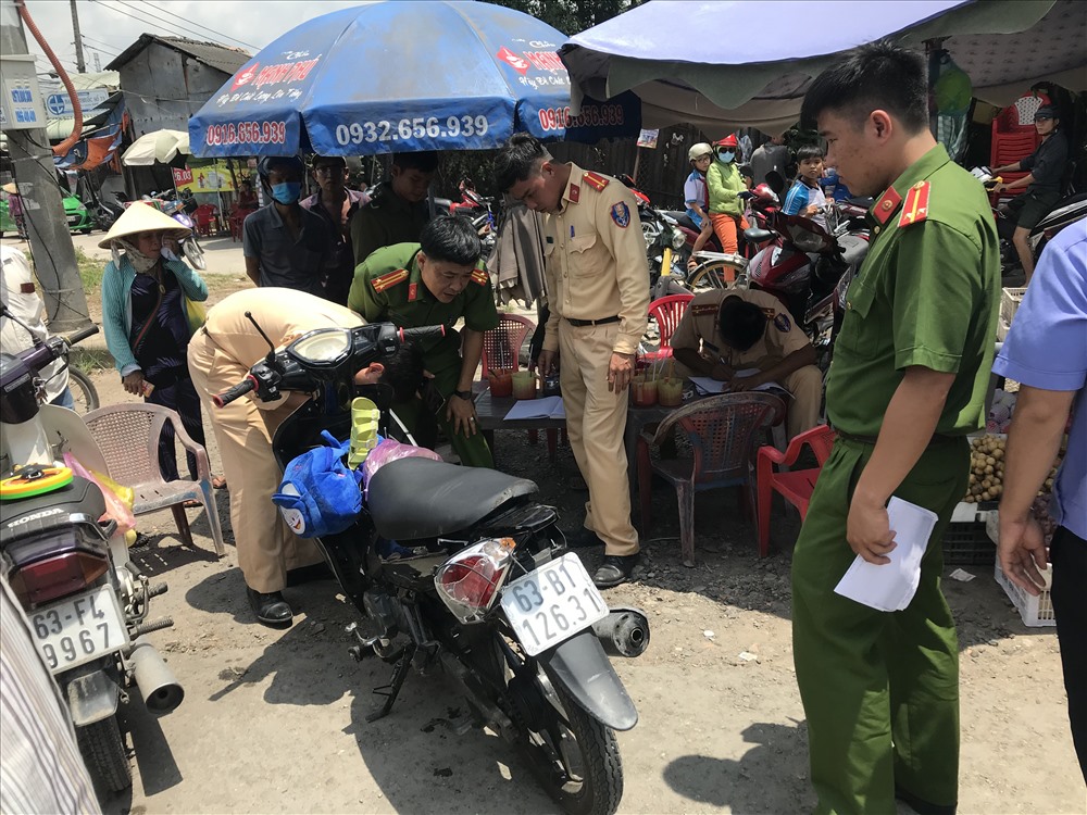 Công an khám nghiện hiện trường vụ tai nạn. Ảnh: congly.vn.