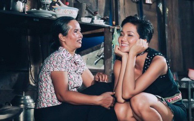 Hình ảnh giản dị bên mẹ của H'Hen Niê. Ảnh: ST.