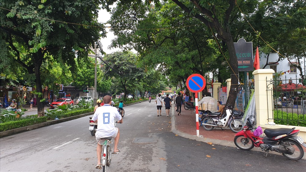 Phụ huynh mong muốn lực lượng chức năng điều chỉnh lại hệ thống biển cấm dừng đỗ xe trên quyến đường này. Ảnh: TG.