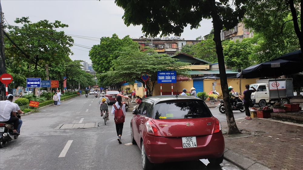 Theo người dân, hệ thống biển cấm trên đường Nguyễn Quý Đức có một số điểm bất cập gây khó khăn cho phụ huỵnh đưa đón con đi học. Ảnh: TG.