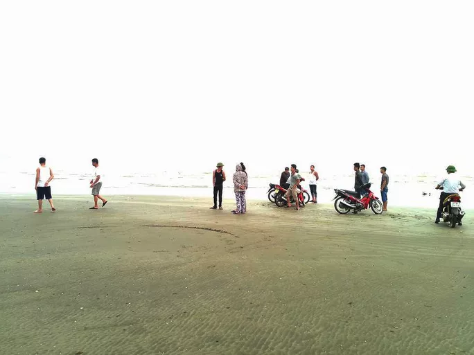 Bãi biển mà người dân phát hiện tài xế Trường chở cháu Tr. xuống trong đêm để hiếp dâm Ảnh: ĐN