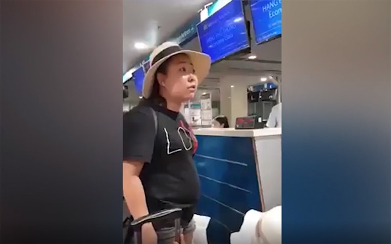 Bà Lê Thị Hiền tại quầy thủ tục trong sân bay Tân Sơn Nhất vào chiều 11.8. Ảnh cắt từ clip.