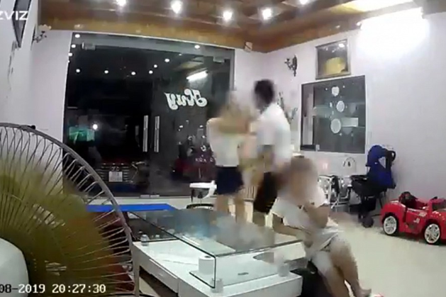 Hình ảnh người chồng đánh vợ gây bức xúc dư luận. Ảnh cắt từ clip