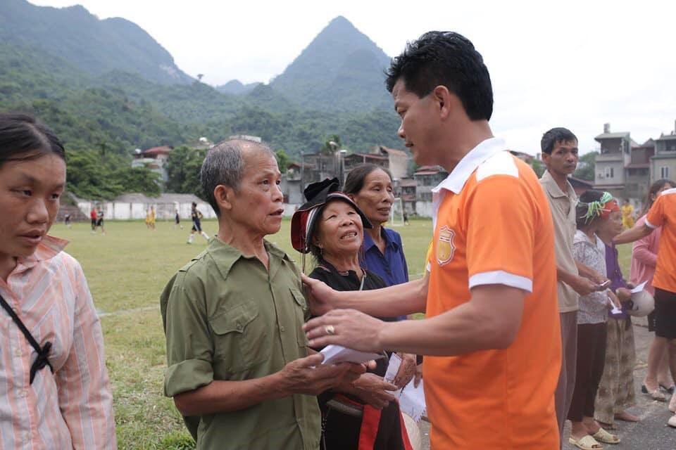 GĐKT Nguyễn Văn Sỹ trao tận tay các trường hợp khó khăn món quà nhỏ.