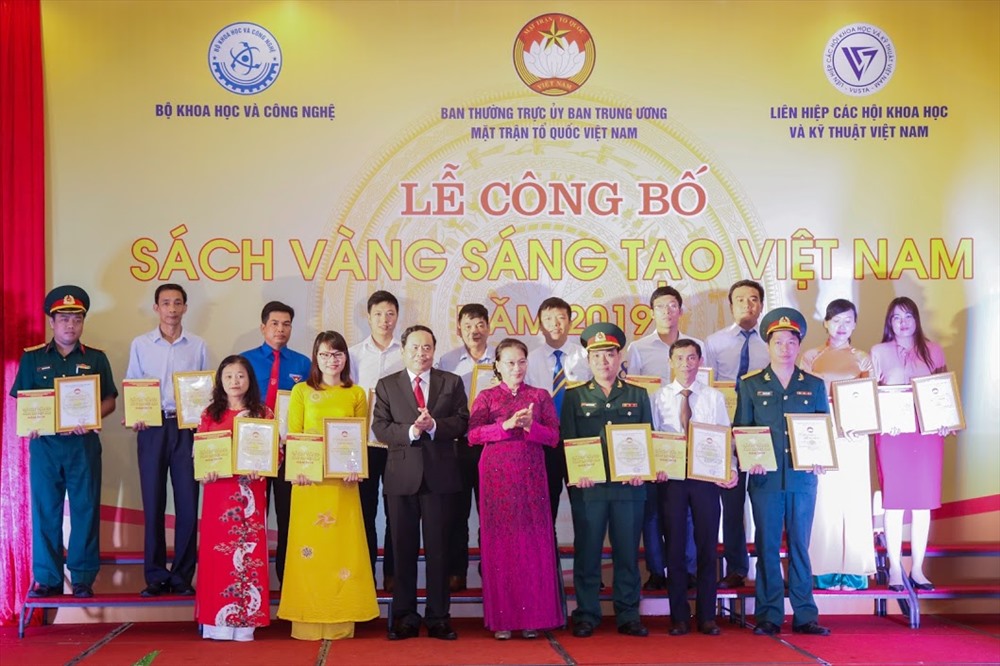Chủ tịch Quốc hội Nguyễn Thị Kim Ngân và Chủ tịch Ủy ban Trung ương MTTQVN Trần Thanh Mẫn trao Giấy chứng nhận, Sách vàng Sáng tạo Việt Nam năm 2019 cho các tác giả, đại diện nhóm tác giả. Ảnh VGP