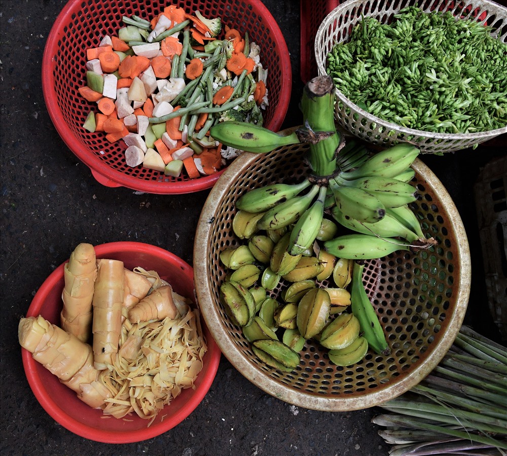 Hai mặt hàng chính ở đây là chuối và măng rừng.