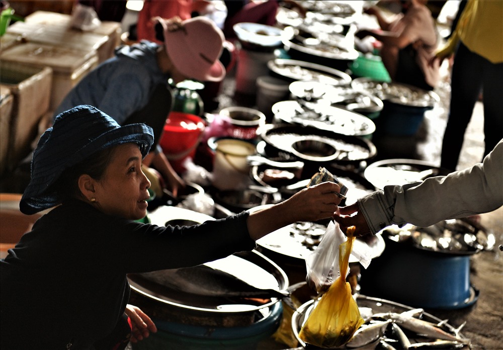 Chợ bán khá rẻ nên khách mua không mặc cả.
