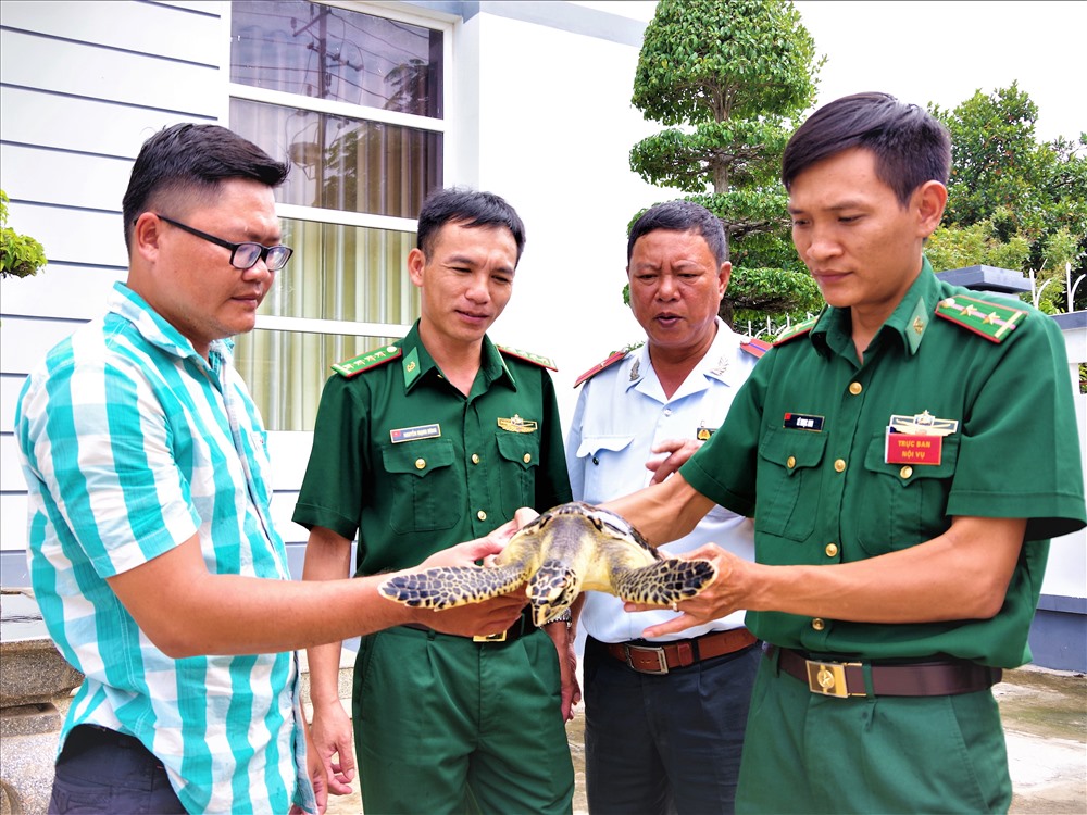 Bàn giao cho lực lượng biên phòng_Ảnh: Trí Độ