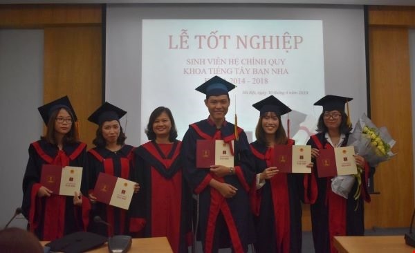 Phi Quốc Chân vượt qua bao khó khăn của cuộc sống và đã tốt nghiệp đại học. Ảnh nhân vật cung cấp