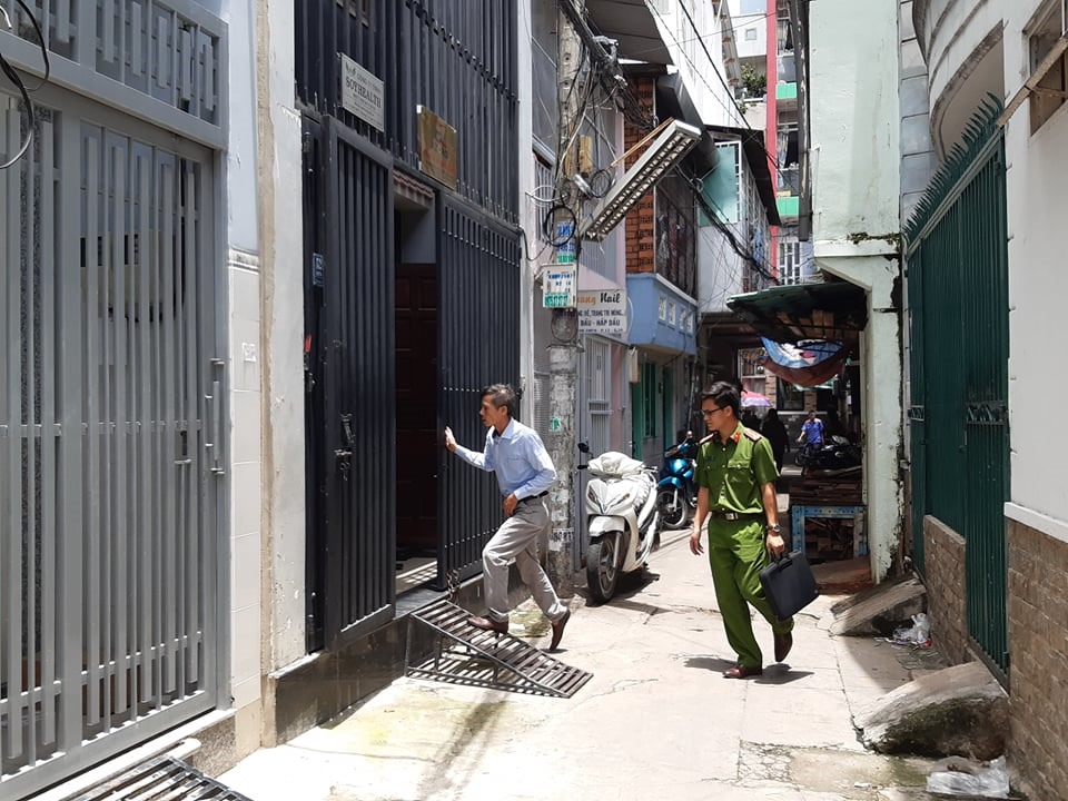 Cơ quan chức năng tiến hành khám xét và bắt giam các đối tượng liên quan tới vụ sai phạm tại Tổng công ty Nông nghiệp Sài Gòn (SAGRI). Ảnh Anh Tú