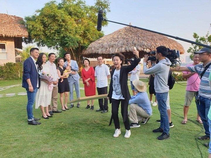Đạo diễn cho biết kết thúc “Về nhà đi con” là một cái kêt hài hoà. Ảnh: VFC.