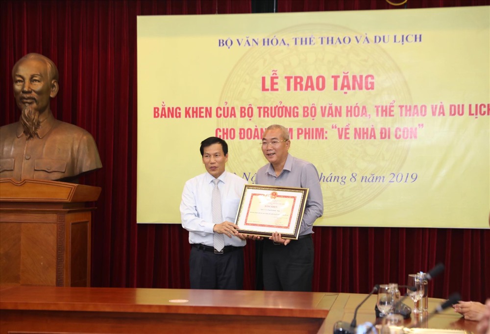 Đạo diễn Danh Dũng nhận bằng khen từ Bộ trưởng Nguyễn Ngọc Thiện. Ảnh: TQ.