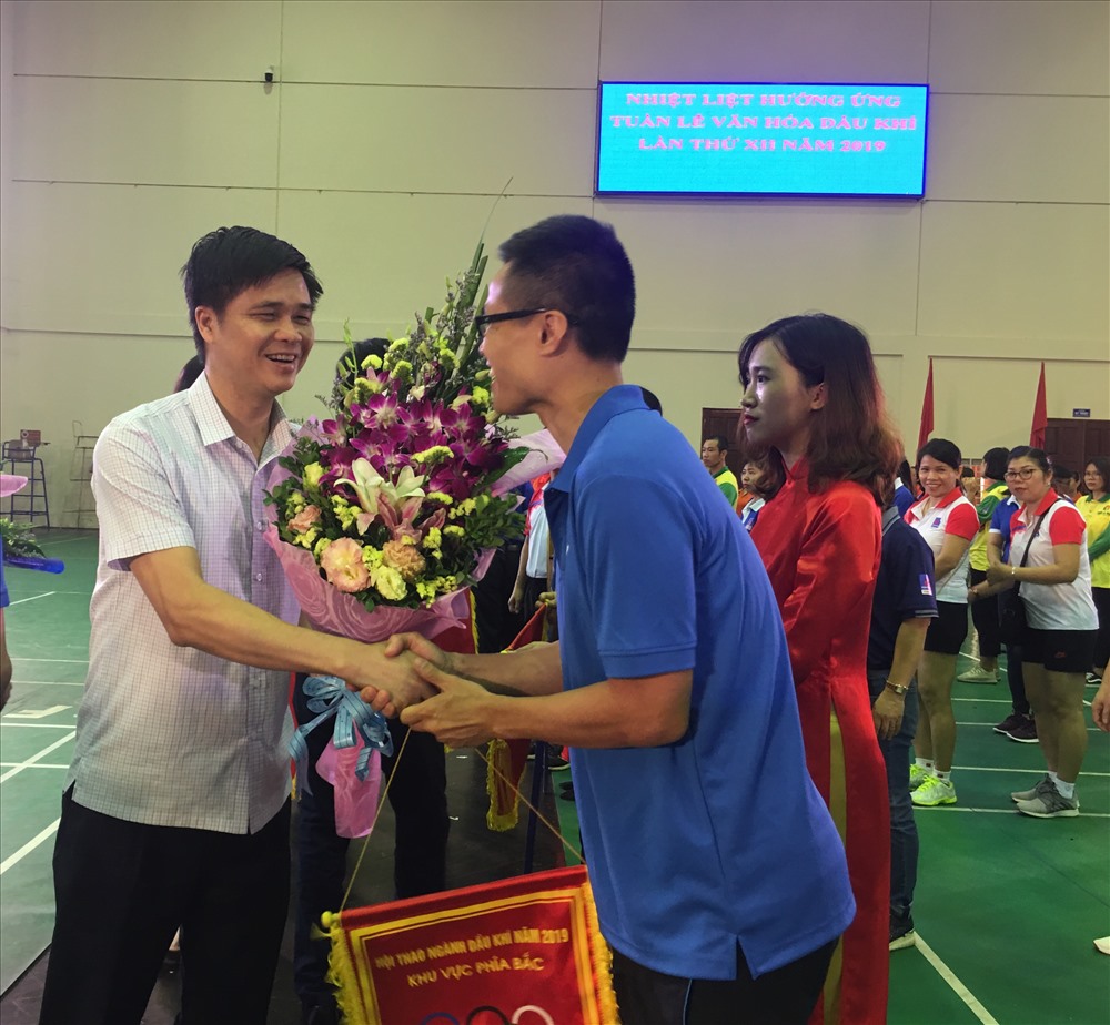 Phó Chủ tịch Tổng LĐLĐVN Ngọ Duy Hiểu tặng hoa và cờ lưu niệm cho đơn vị tham gia hội thao