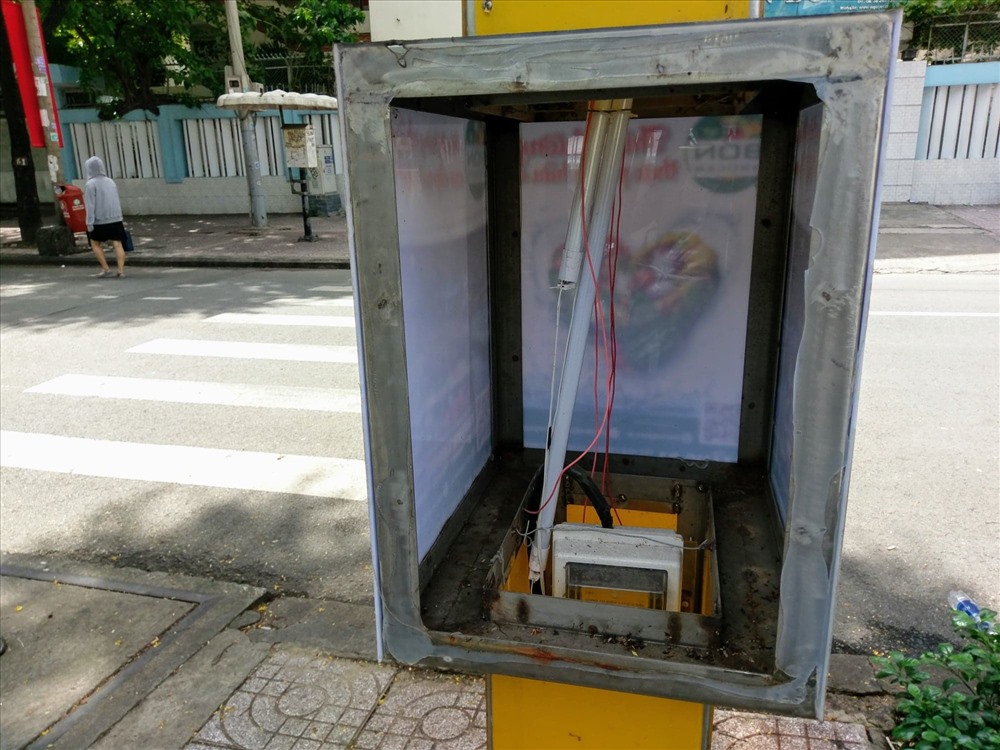 Điểm đón taxi đối diện số 139 đường Nguyễn Du bị hư hỏng phần che đậy bên ngoài để lộ cả dây điện và bóng đèn phía bên trong.