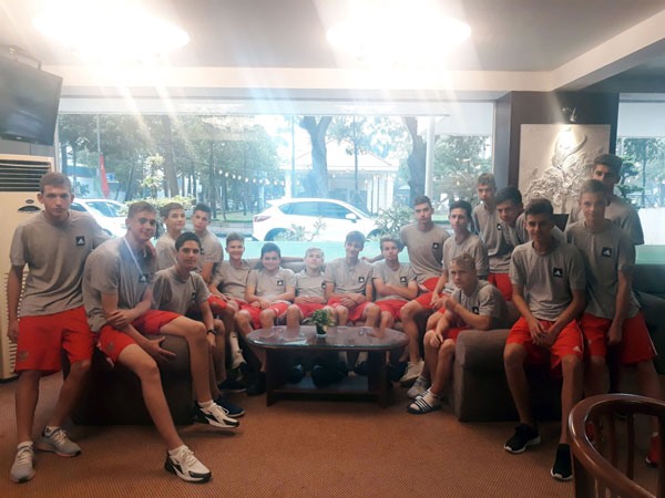Các cầu thủ U15 Nga là đội khách đầu tiên có mặt tại Vũng Tàu. Ảnh: VFF