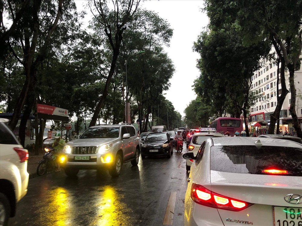 Giao thông khu vực Linh Đàm bị ùn tắc do cây đổ.